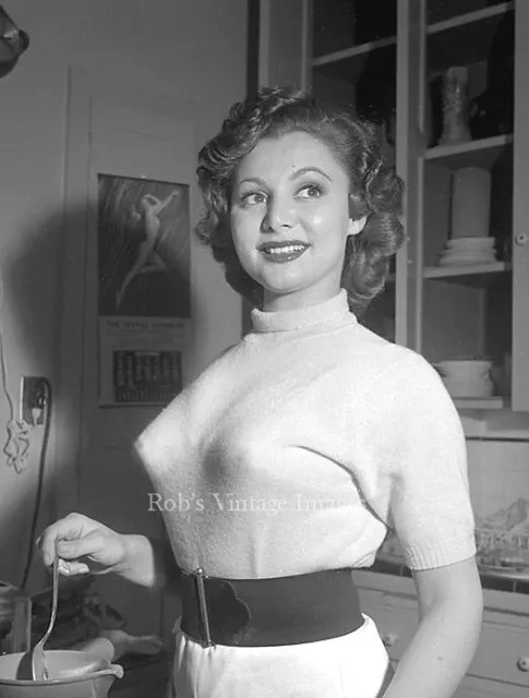 BULLET BRA MAMA photo Retro 1940s Paulette Goddard #2 8 X10