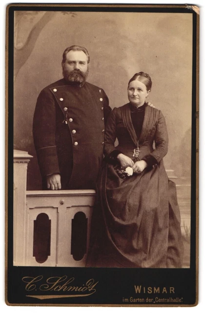 Fotografie C. Schmidt, Wismar, beleibter Eisenbahner der Reichsbahn in Uniform