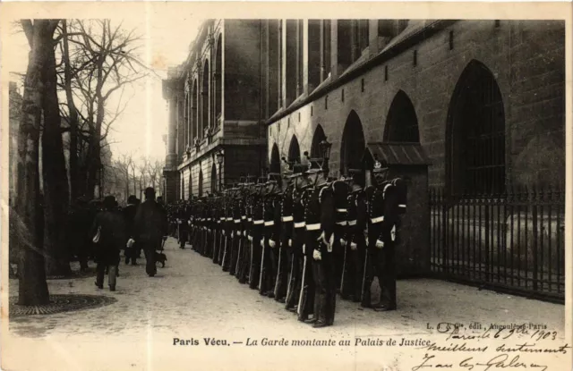 CPA PARIS Vecu. La Garde montant au Palais de Jutice (574593)