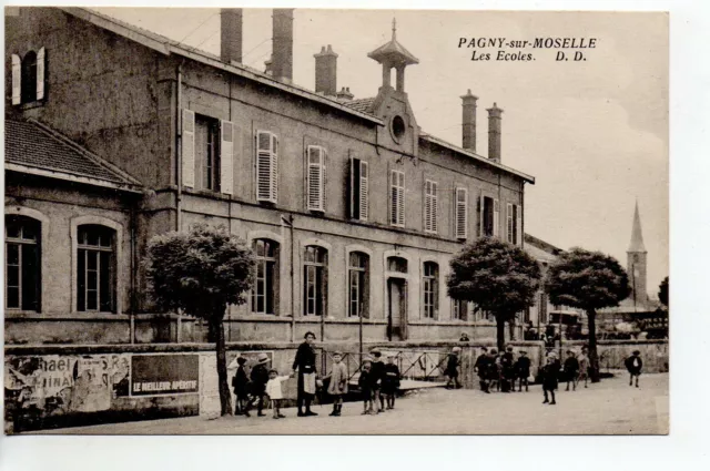 PAGNY SUR MOSELLE - Meurthe et Moselle - CPA 54 - les écoles cour de récréation
