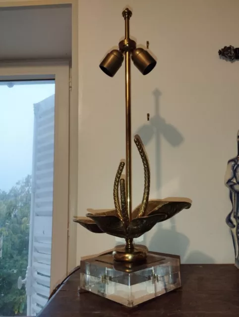 Maison Charles – superbe et rare lampe en bronze et laiton plexiglas