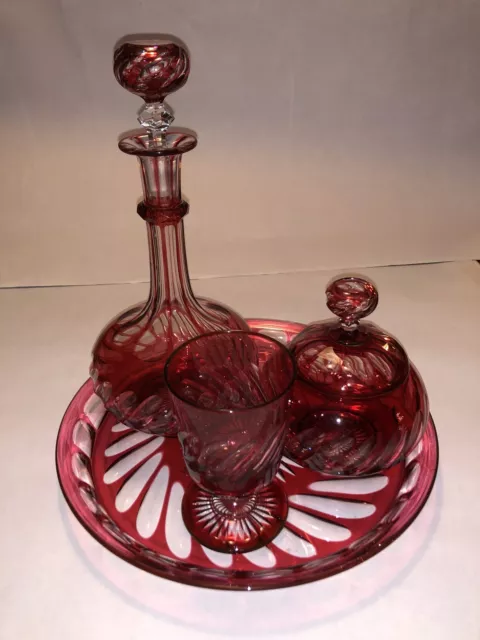 Ancien Service de nuit égoïste cristal taillé rouge Baccarat ? Saint Louis ?