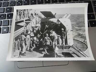 WW2 PHOTO  German Press Agency ITALIAN Regia Marina  HOW MANY MEN TO FIRE THIS !