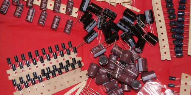 Assortiment de 2 200 composants électroniques - condensateurs