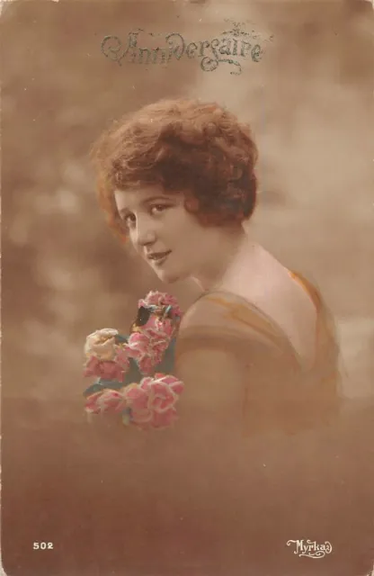 CPA Fantaisie - Carte anniversaire - Jeune femme avec des fleurs
