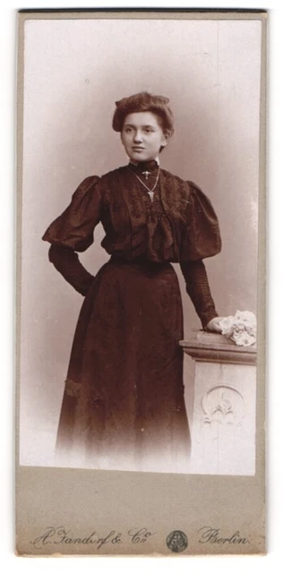 Fotografie A. Jandorf & Co., Berlin, Portrait junge Dame im schwarzen Kleid mit