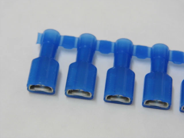 Cosses électriques mâles rondes pré-isolées avec protection - 4mm 0.25