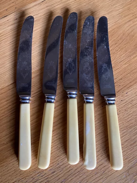 VINTAGE SHEFFIELD SET of 5 FIRTH KEEN EDGE STAINLESS DINNER KNIVES Ivory colour