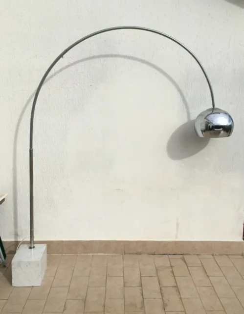 Modernariato-Design-Grande Lampada Ad Arco-Base In Marmo Bianco-Decorativa-Utile
