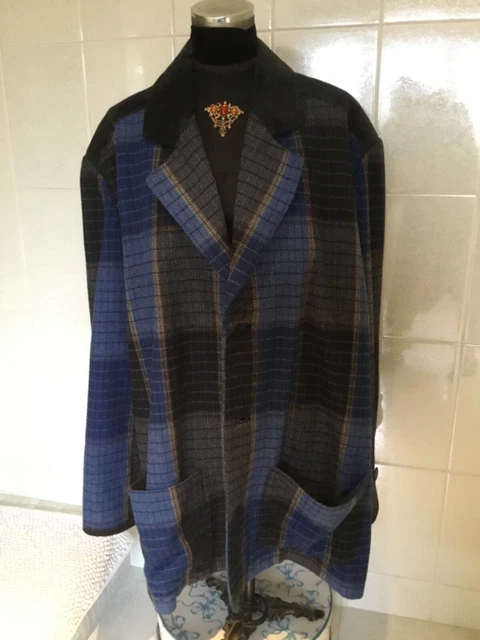 Enorme abito teatrale, giacca e pantaloni, in tartan blu/nero.