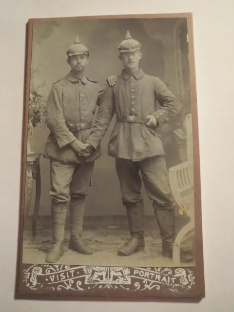 2 stehende Soldaten in Uniform mit Pickelhaube Nr. 11 - Franz Geymeier ? / CDV