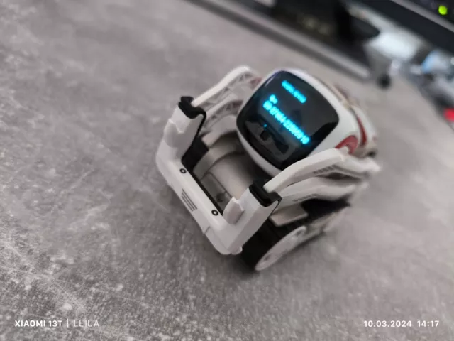 Anki Cozmo Roboter mit Tasche und Würfel