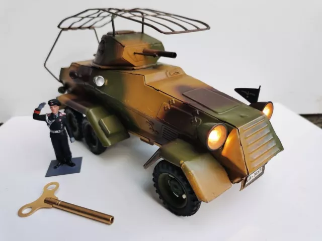 Lineol Panzerspähwagen 1211 mit Uhrwerk, Uhrwerkschlüssel, Licht und 1 Figur