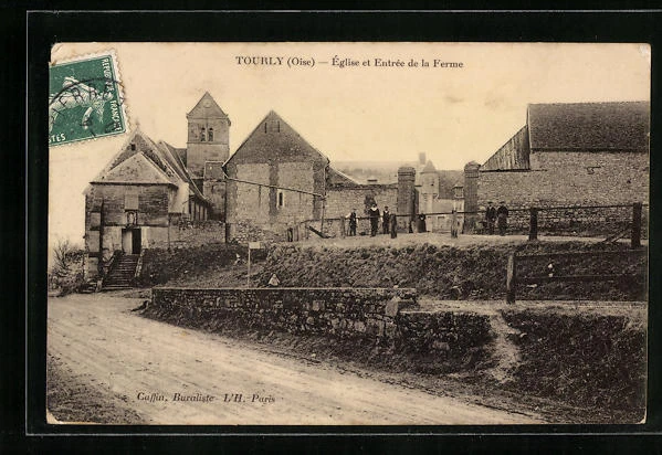 CPA Tourly, Église et Entrée de la Ferme