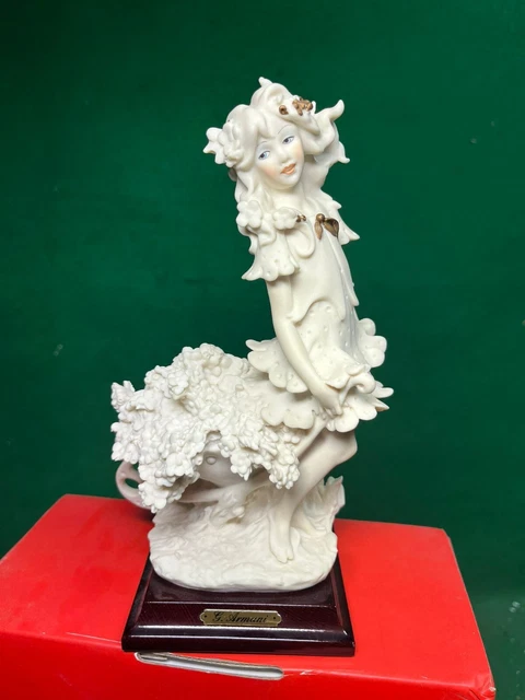 Statuina di Giuseppe Armani in ceramica capodimonte florence