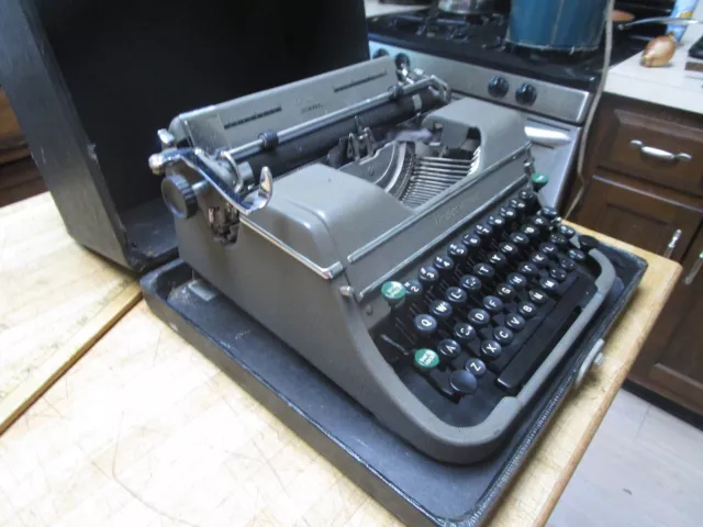 UNDERWOOD CHAMPION PORTABLE TYPEWRITER w/HARD CASE ANTIQUE
