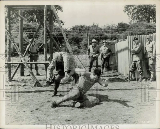 Press Photo Lee Marvin & Clint Walker Fight in Movie Scene - lry30200