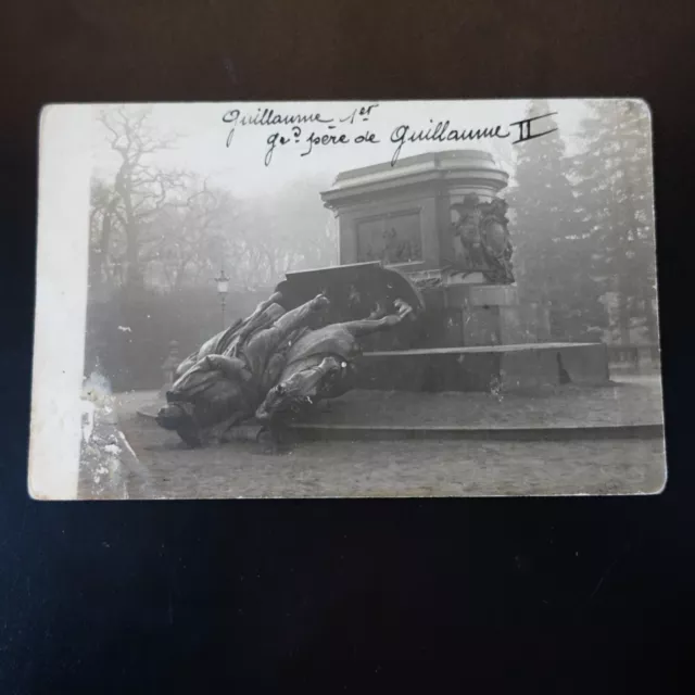 CPA - METZ - GUILLAUME 1er - STATUE DÉBOULONNÉ ET RENVERSÉE