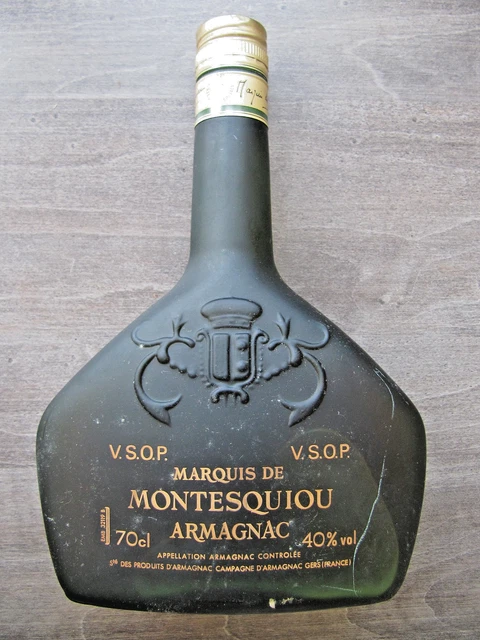 Ancienne Bouteille D'Armagnac Vide En Forme De Livre, Céramique Noire Dorée, Déco Vintage