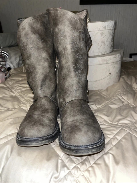 Suede  Grey Mid Calf  Zipper A Buckels Very Cool Looking Size 9