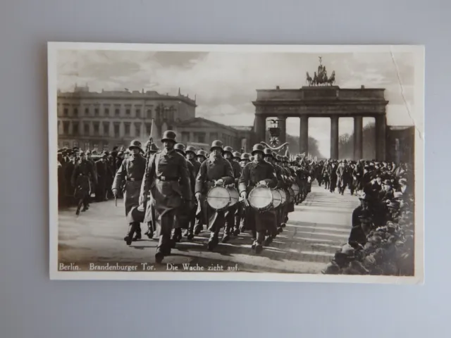 Postkarte Berlin Brandenburger Tor "Die Wache zieht auf" 1944 (82659)