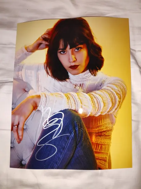 Mary Elizabeth Winstead 10 x 8 Hand Signed Photo with COA