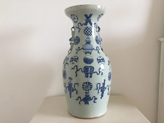 Chine XIX Vase balustre porcelaine décor d'objets en bleu sur fond céladon H42.5