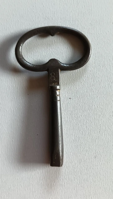 CLE PENDULE DE PARIS FONTE N°8