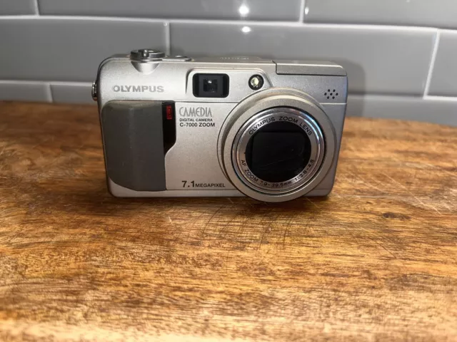 Olympus CAMEDIA C-7000 Zoom 7.1MP Digital Camera Silver **No Charger