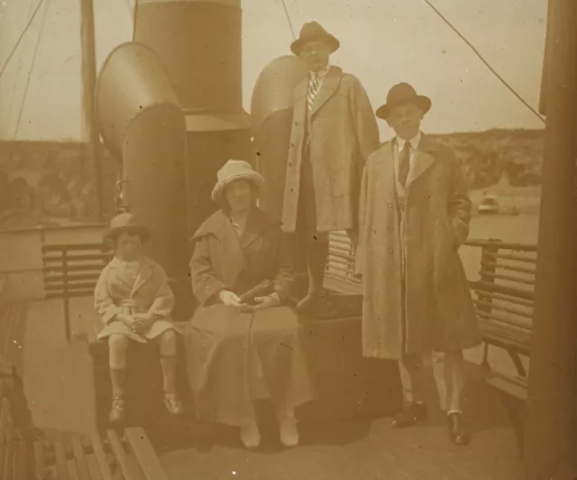 Famille sur le pont d’un bateau c1930 Photo Stereo Plaque de verre Vintage VR38