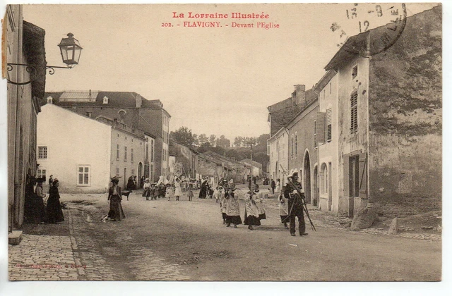 FLAVIGNY - Meurthe et Moselle - CPA 54 - rue devant l'église - une procession