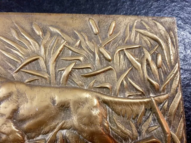 Importante plaque en bronze doré à décor d'un chien à l'affut chasse arrêt 3