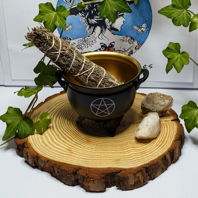 Caldero de hierro con pentáculo, sahumar, ritual, hechizo, limpieza, brujería.