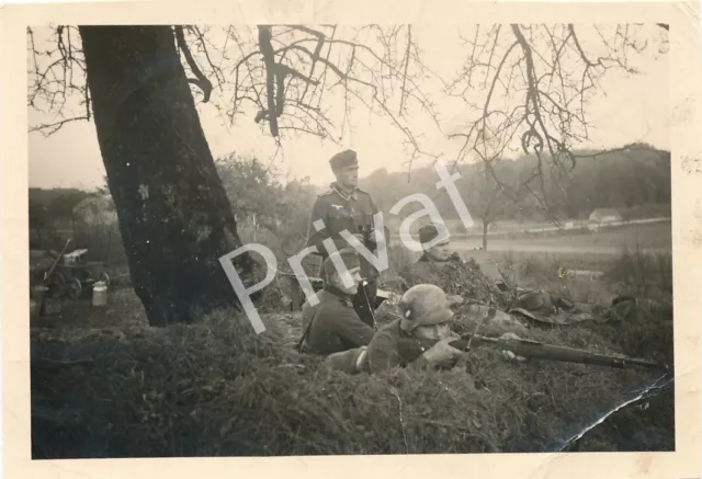 Foto WK2 Stellung Soldaten Wehrmacht Graben Waffen auf der Lauer Vormarsch M1.08