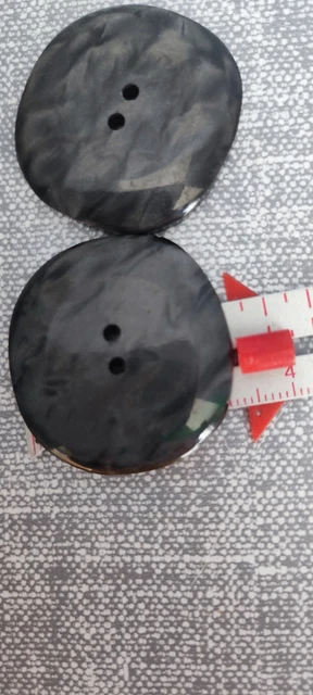Gros Lot De Boutons Divers - Environ 2,15 Kg - Dans Boîte Ancienne En Tôle - Occasion