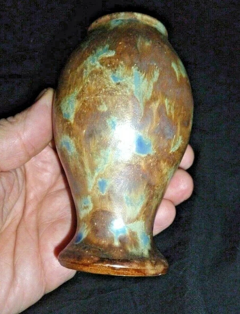 PETIT VASE EN GRES  signé