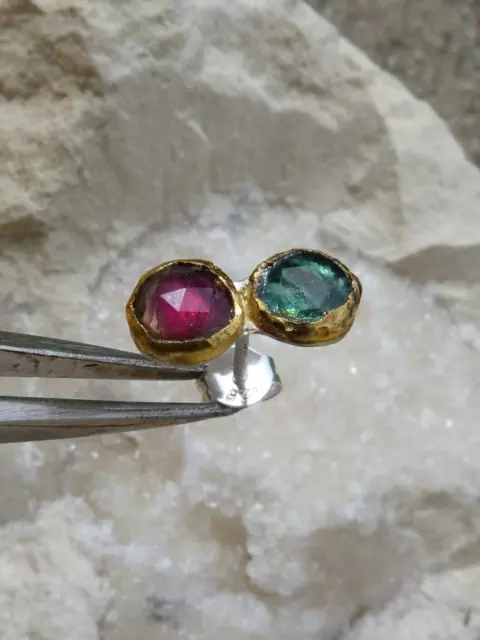 Boucle d'oreille puce, seule, argent et or 24 ct, tourmaline vert/bleu et rouge