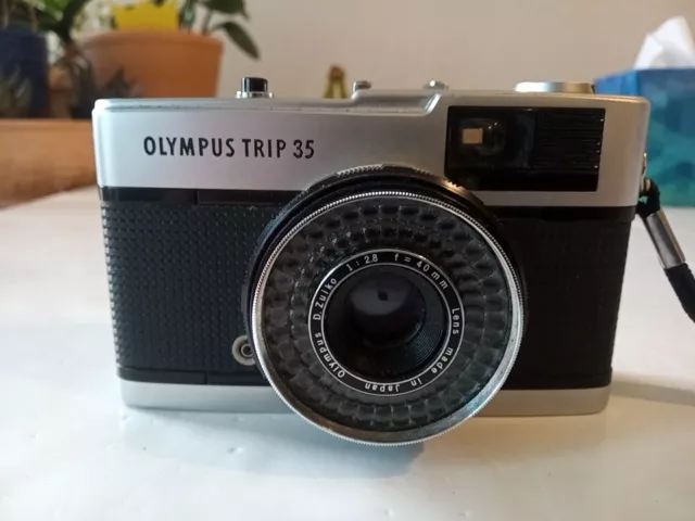 Olympus TRIP 35 Compact 35mm Film Camera With Zuiko 40mm Lense. Needs Fixed.