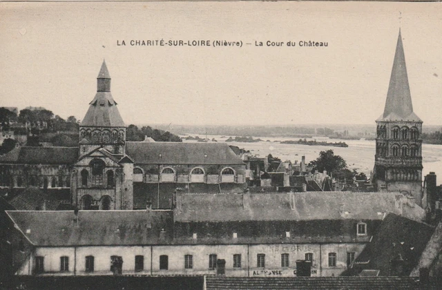 CPA 58 LA CHARITE SUR LOIRE (Nievre) La Cour du Chateau