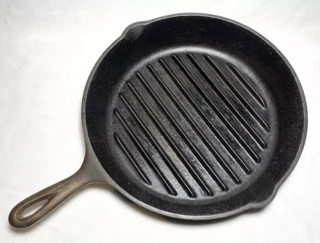 LODGE (unmarked) Heavy Duty Cast Iron Round 11.25" RIDGED SKILLET w/Smoke Ring