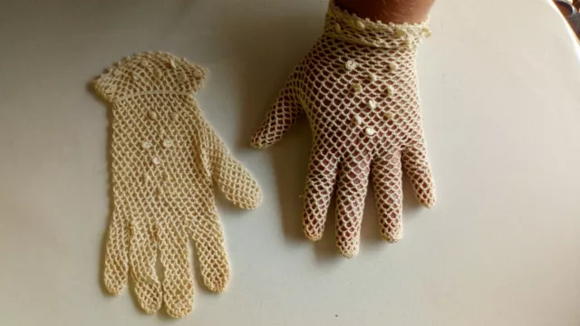 Ancienne paire de gants crochet dentelle blanc cassé, linge ancien 2