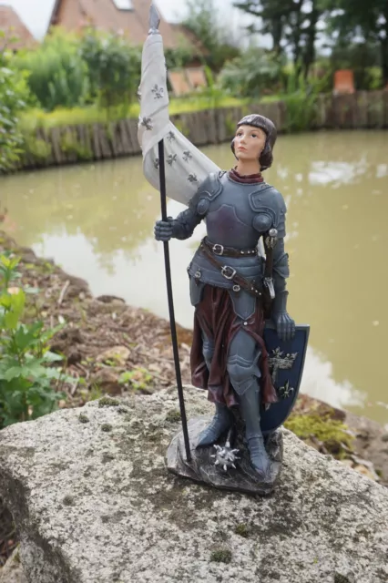 65821  Superbe  Statuette Figurine Jeanne D Arc Avec  Etendard Medieval H 36 Cm