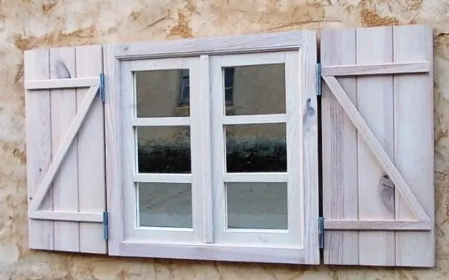 ventana de madera con contraventanas o postigos, blanca ,baño, vintage