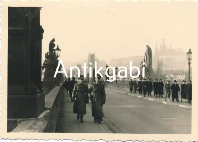 Foto WK2 Soldaten Luftwaffe Prag Karlsbrücke Prag Karlův most Tschechien B1.14