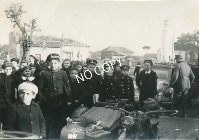 Foto WK II Wehrmacht Motorrad Beiwagen Russland Zivilisten E1.44