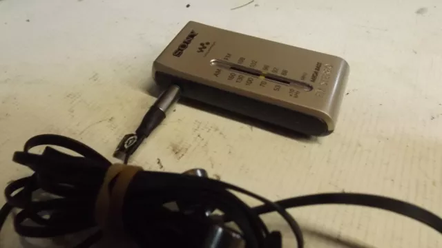 Sony SRF-S84 FM/AM Radio súper compacta Walkman con Sony MDR Fontopia  Ear-Bud (azul)