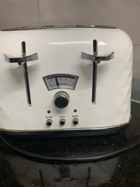 https://www.picclickimg.com/bB4AAOSwEopk~5Wu/DeLonghi-CTJ4003-Brillante-4-Slice-Toaster-White.webp