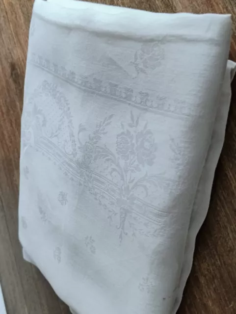 Belle Et Très Grande Nappe Blanche Damassé Ancienne 4,30 Mètres X  1,5 Mètre