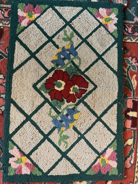 ANTIQUE 32x21" PRIMITIVE FOLK ART AMERICAN HOOKED RAG RUG  FLORAL DISTRESSED