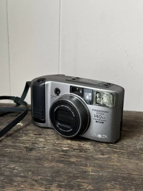 Cámara fotográfica vintage Minolta Freedom Zoom 140EX con fecha panorámica 35 mm
